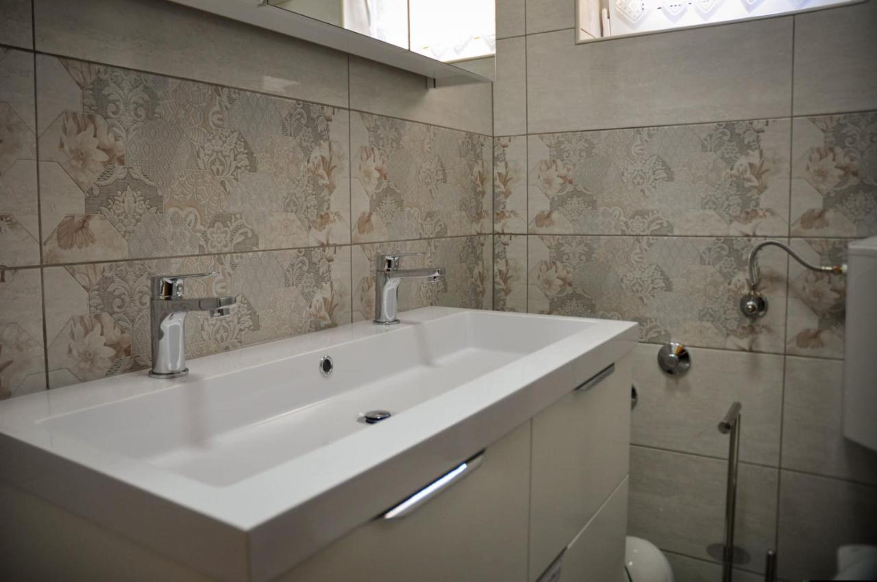 Apartmani Justic Njivice Buitenkant foto